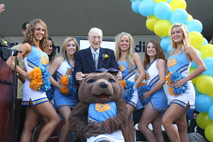 the 2006 Squad with legendary UCLA basketball coach John Wooden
