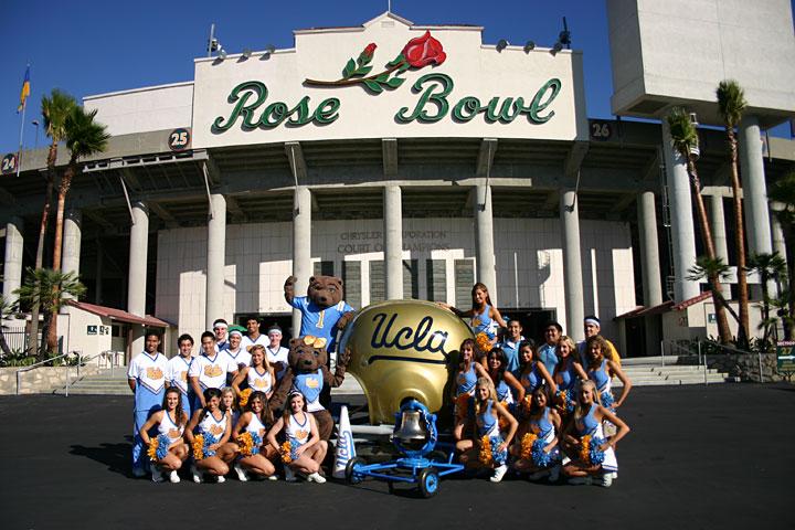 the 2007 Squad outside the Rose Bowl